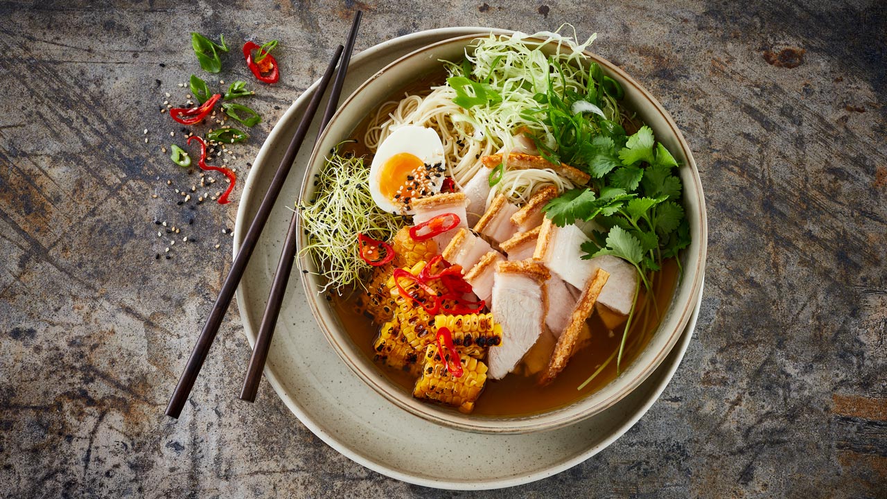 Ramen med nudler og flæskesteg