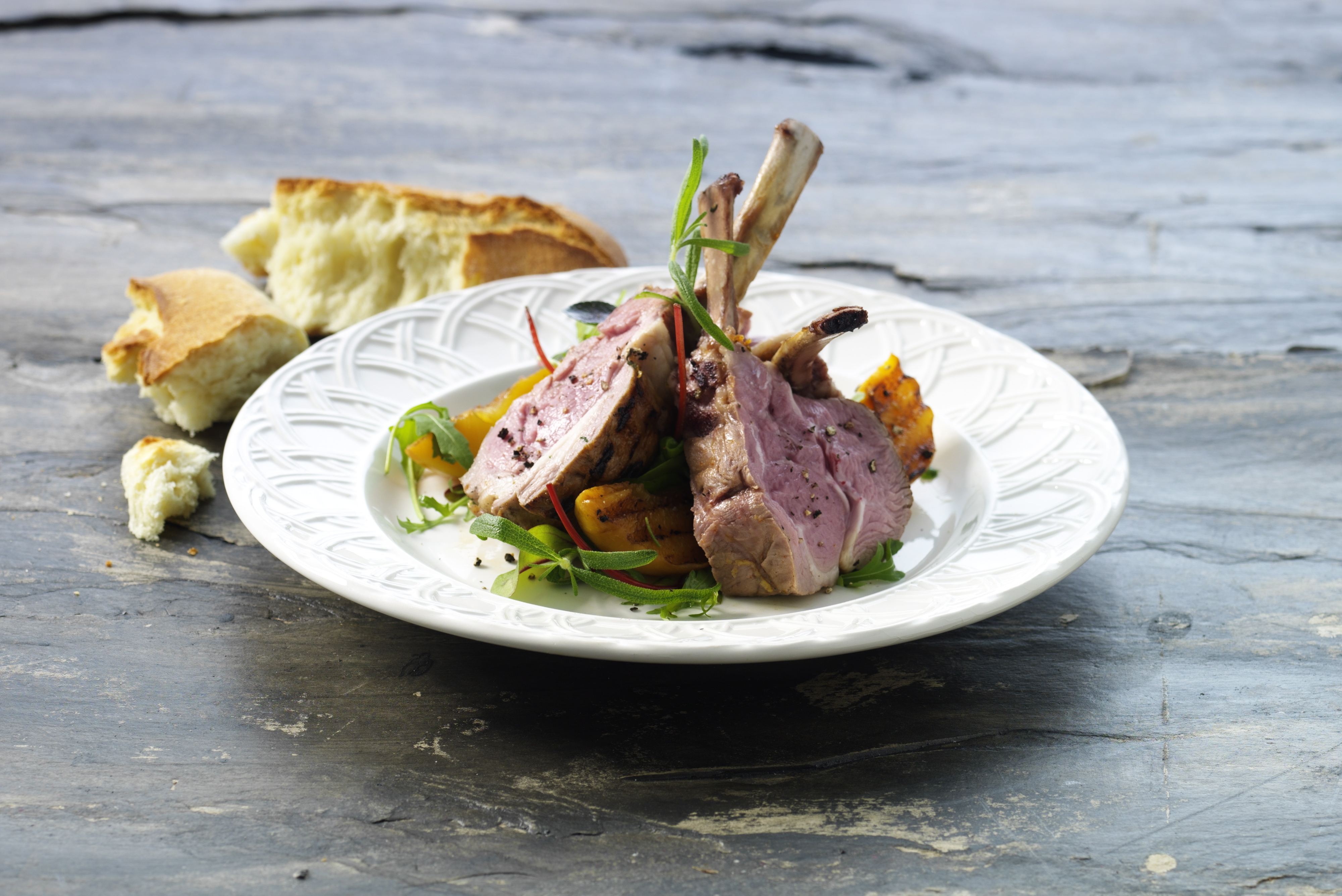 Lammerack med hvidløg, citron og paprika