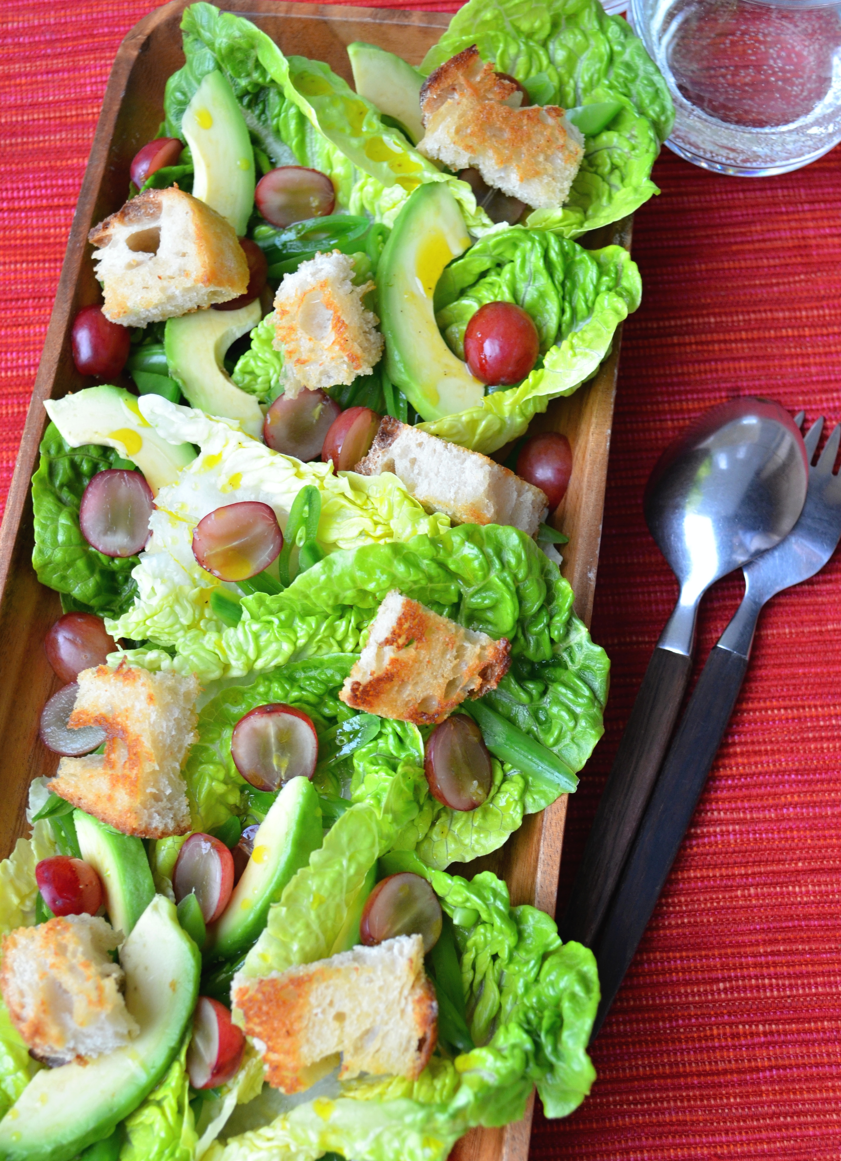 Sprød salat med vindruer, slikærter og avocadodressing