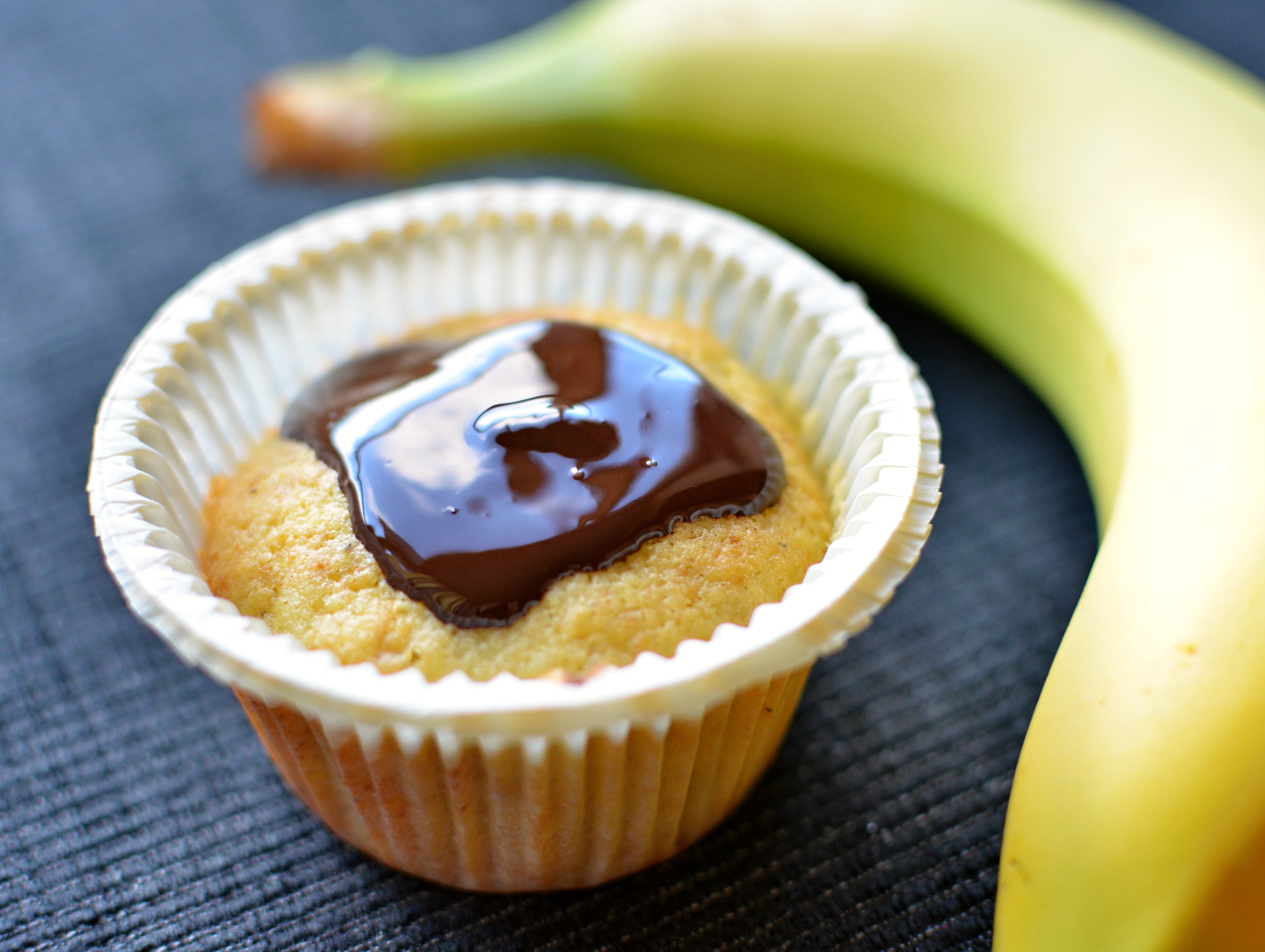 Saftige bananmuffins med marcipan og avocadoolie