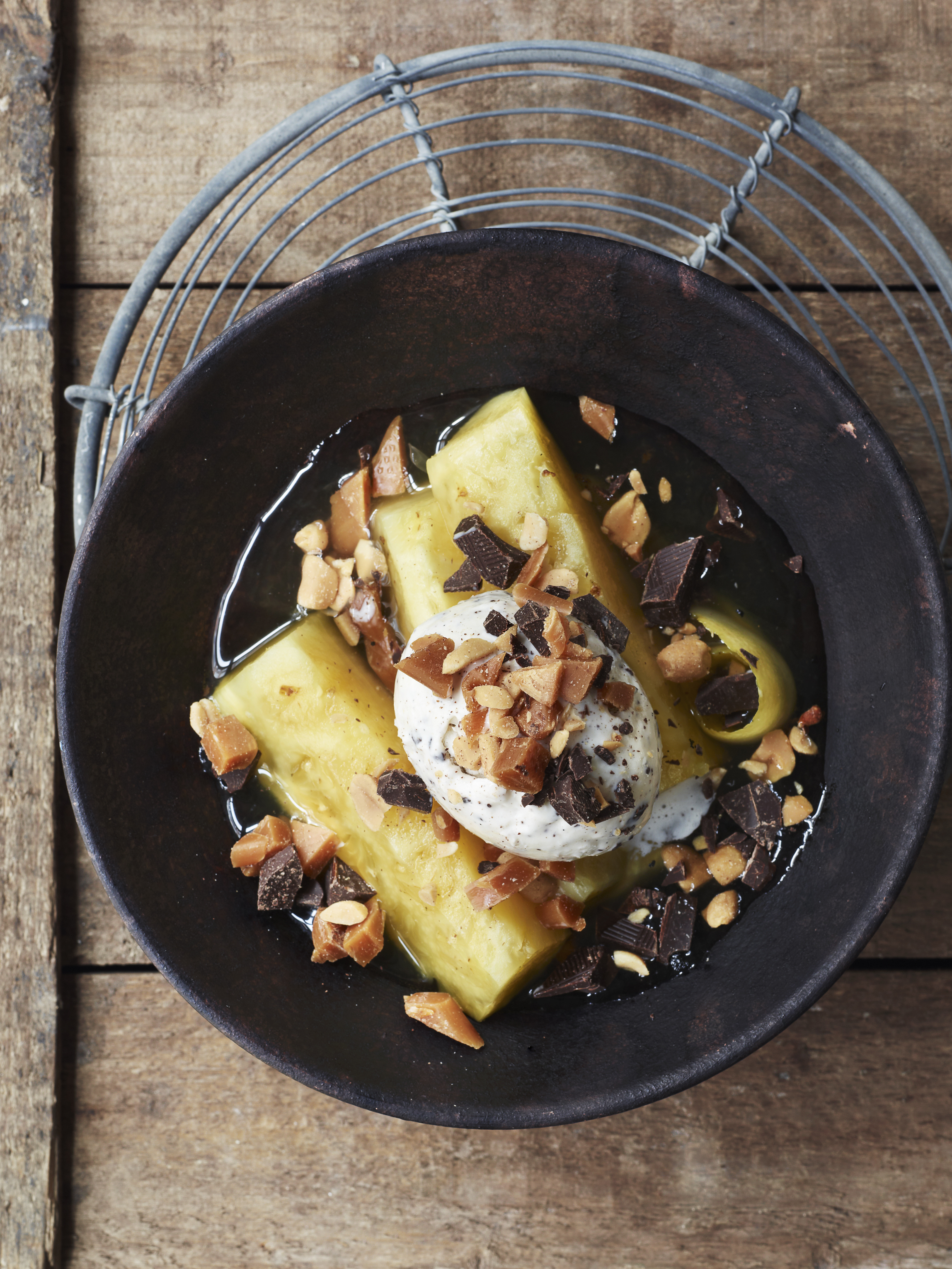 Bagt ananas med karamelknas