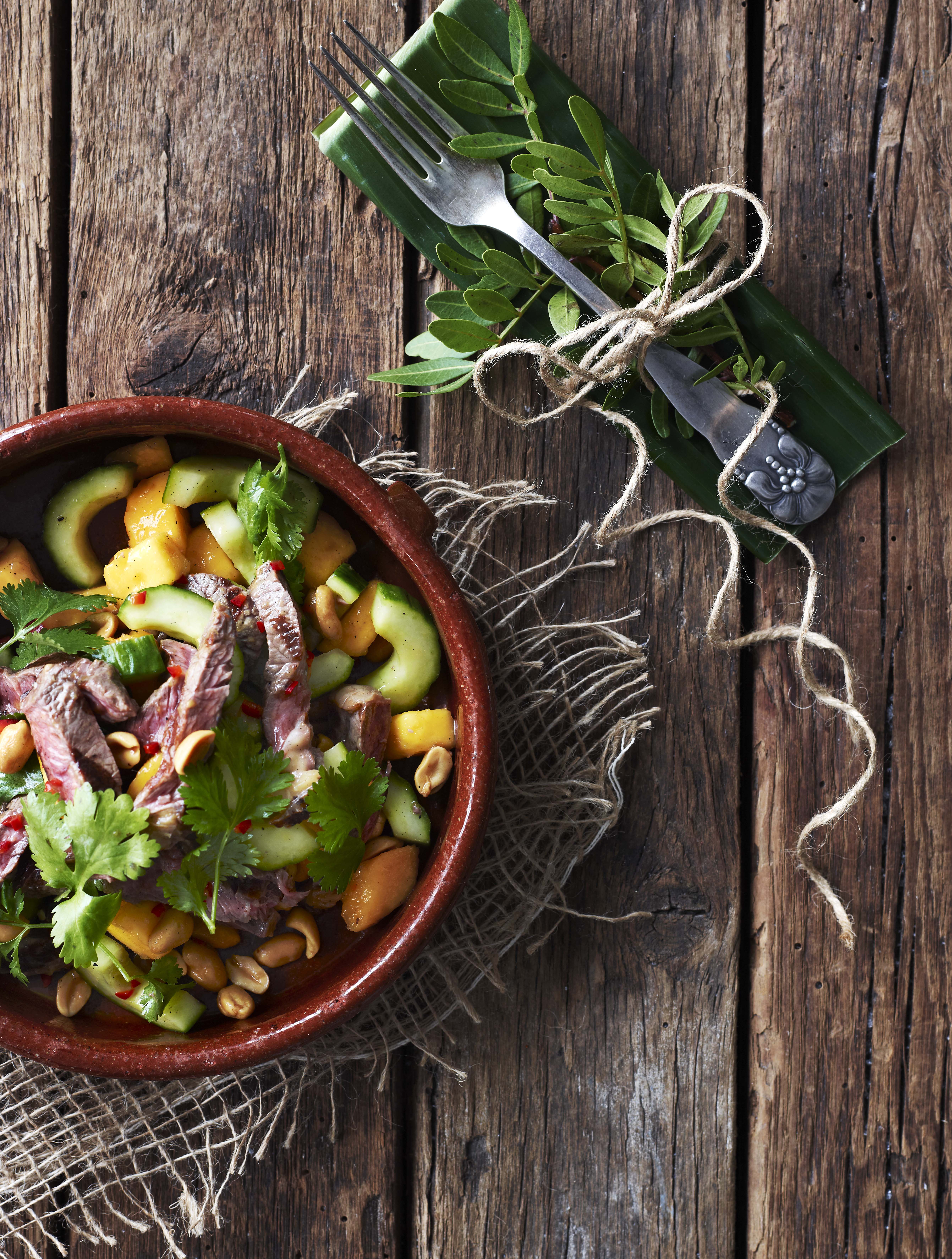 Hot oksekødssalat med mango og agurk