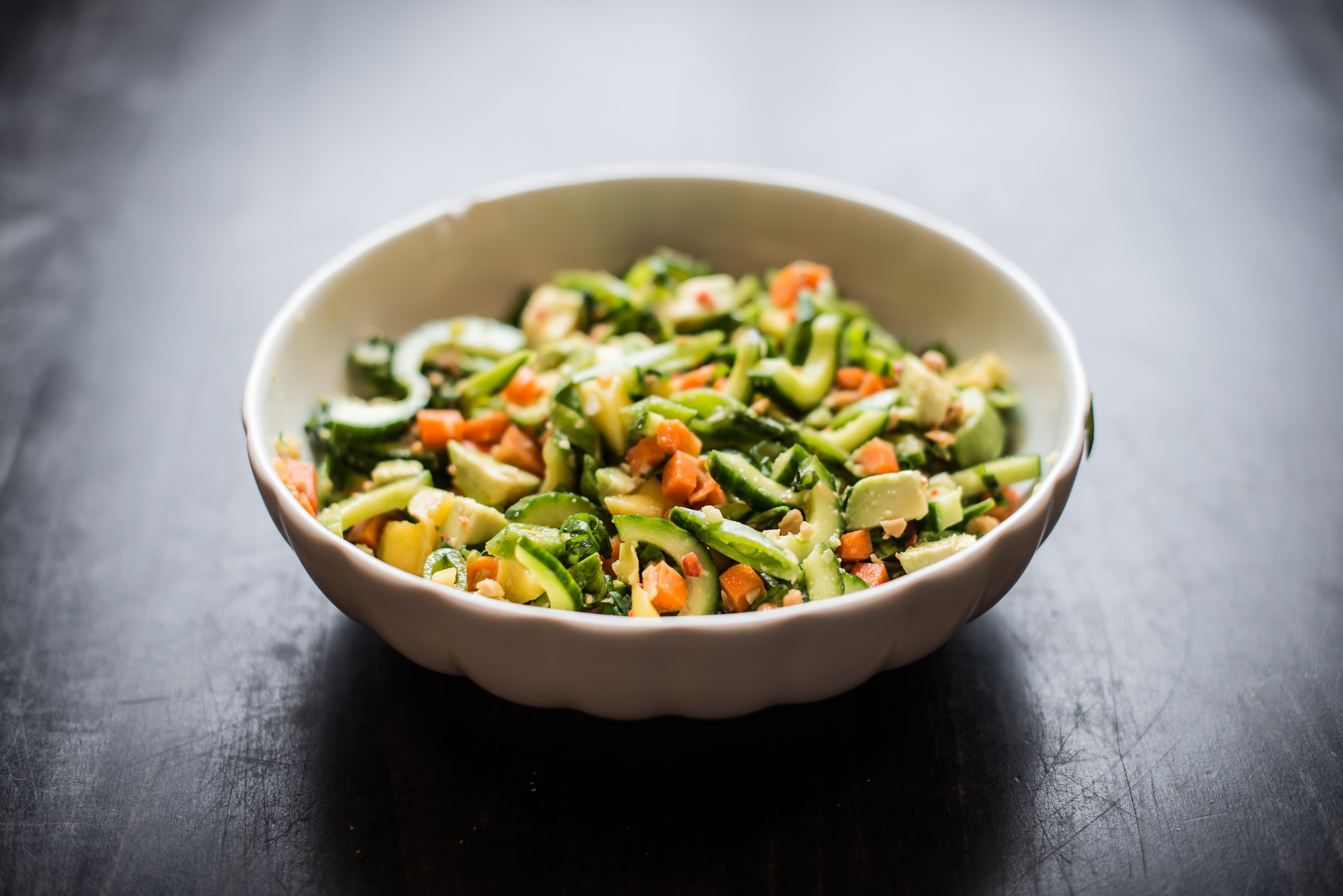 Salat med sukkerærter, avokado, mango og peanuts