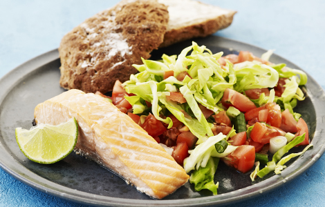 Laks med spidskål og tomatsalsa
