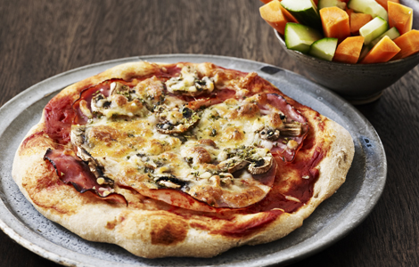 Pizza med skinke og champignon