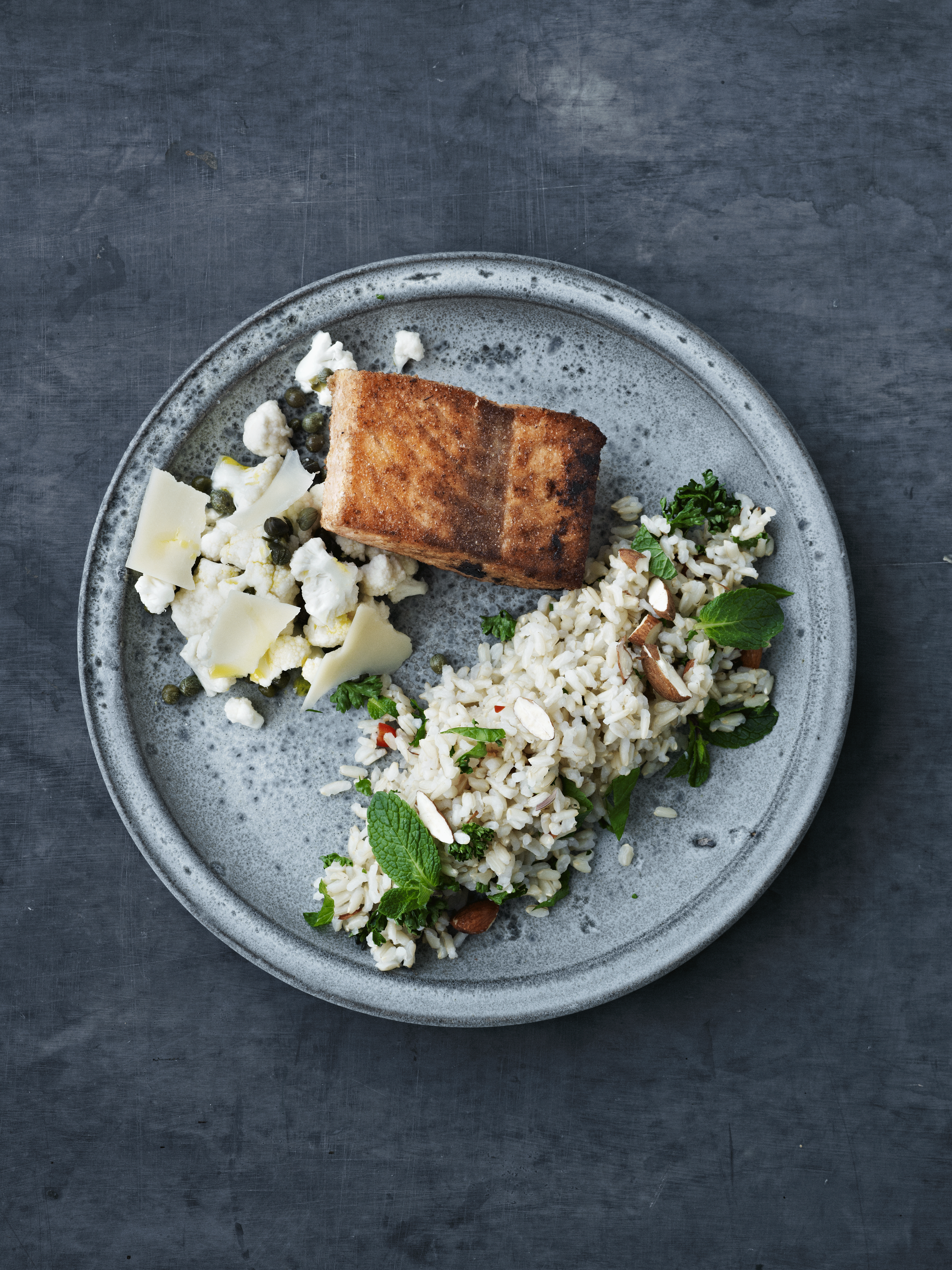 Ristet laks med revet parmesan og rå blomkål