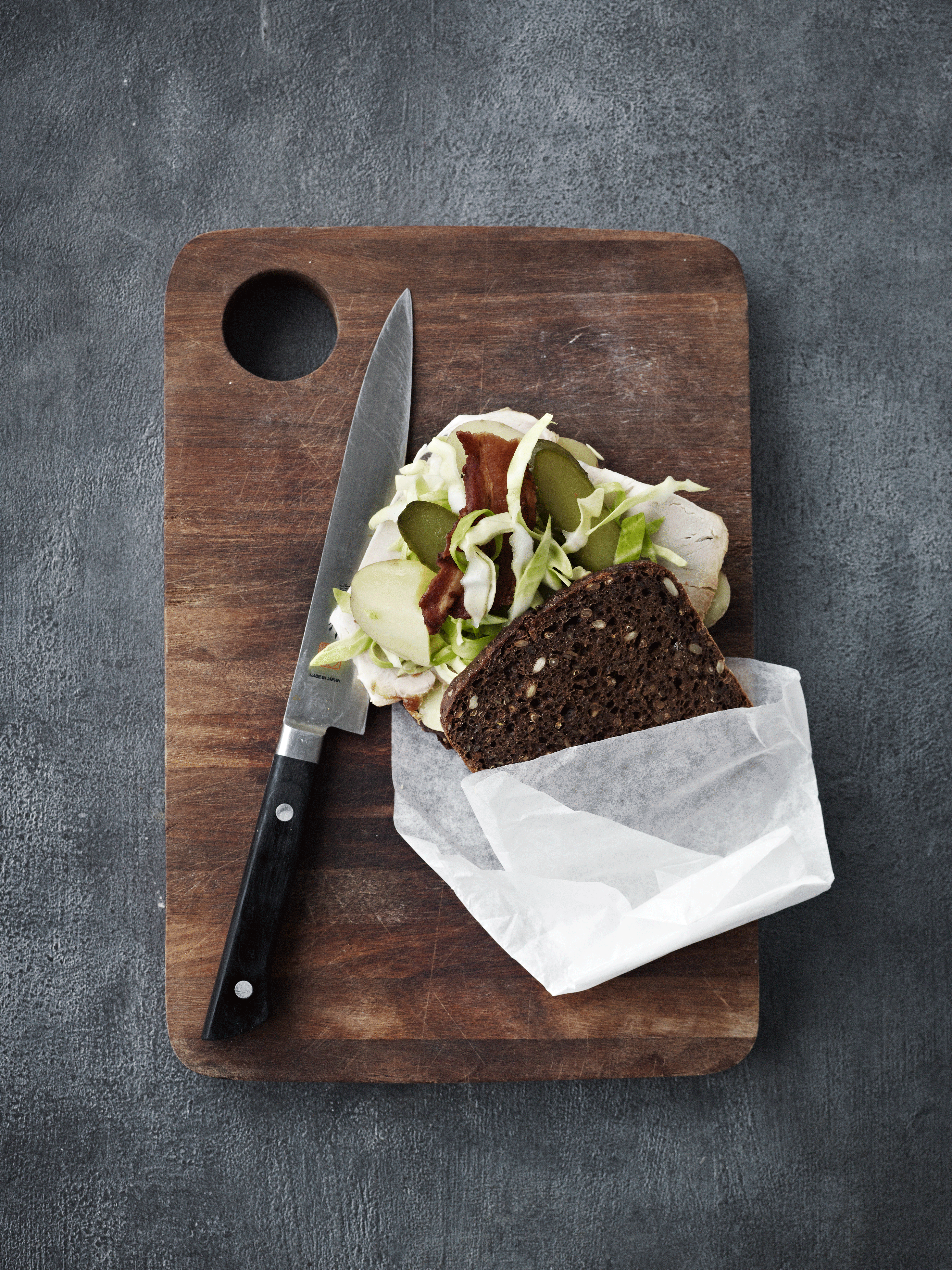 Flæskestegssandwich på ristet rugbrød