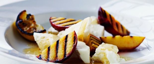 Grillede øko ferskner med gedeost og honning
