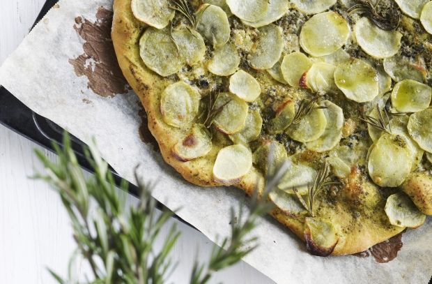 Økologisk kartoffelpizza med pesto, blå ost og rosmarin