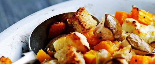 Økologisk ovnbagt gedeost med græskar, brød og pærer