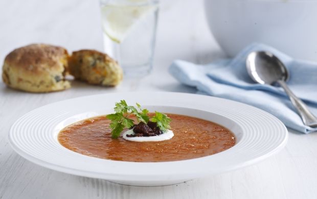 Økologisk tomatsuppe med chorizo og cremefraiche