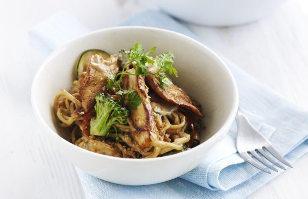 Økologisk wok med kylling, grønt, nudler og peanutssauce