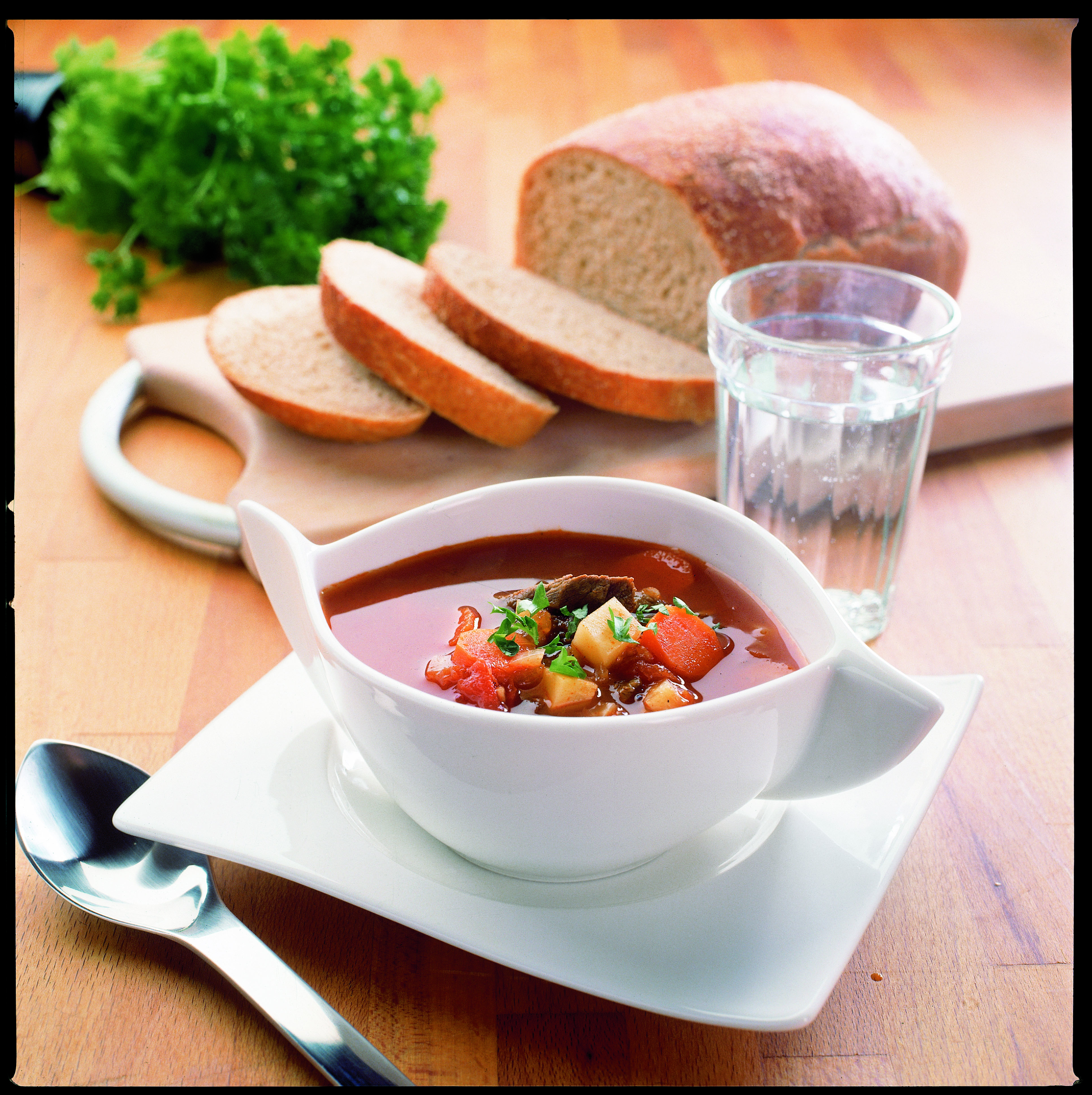 Gullaschsuppe med rodurter 