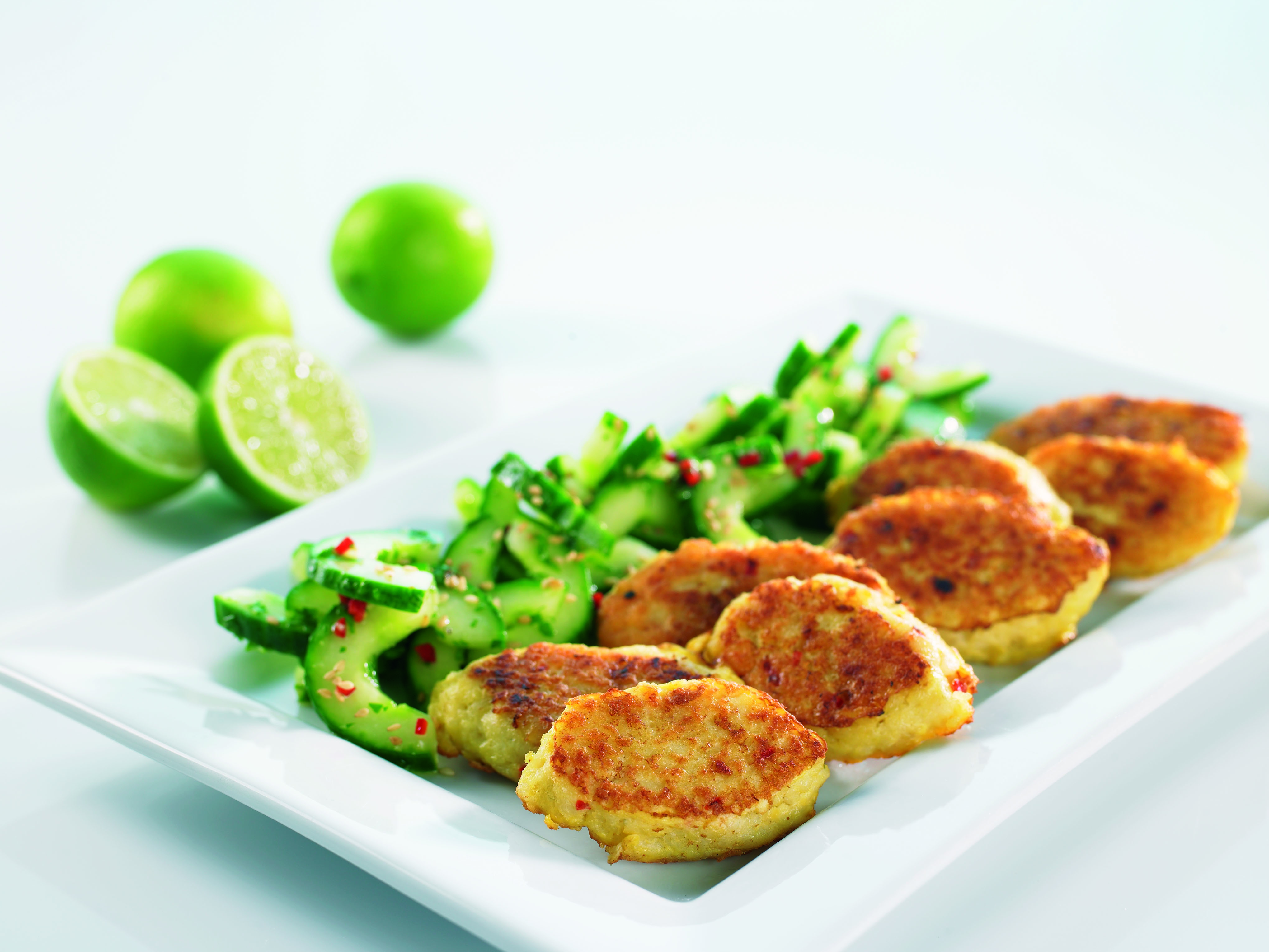 Thai-fiskefrikadeller med asiatisk agurkesalat