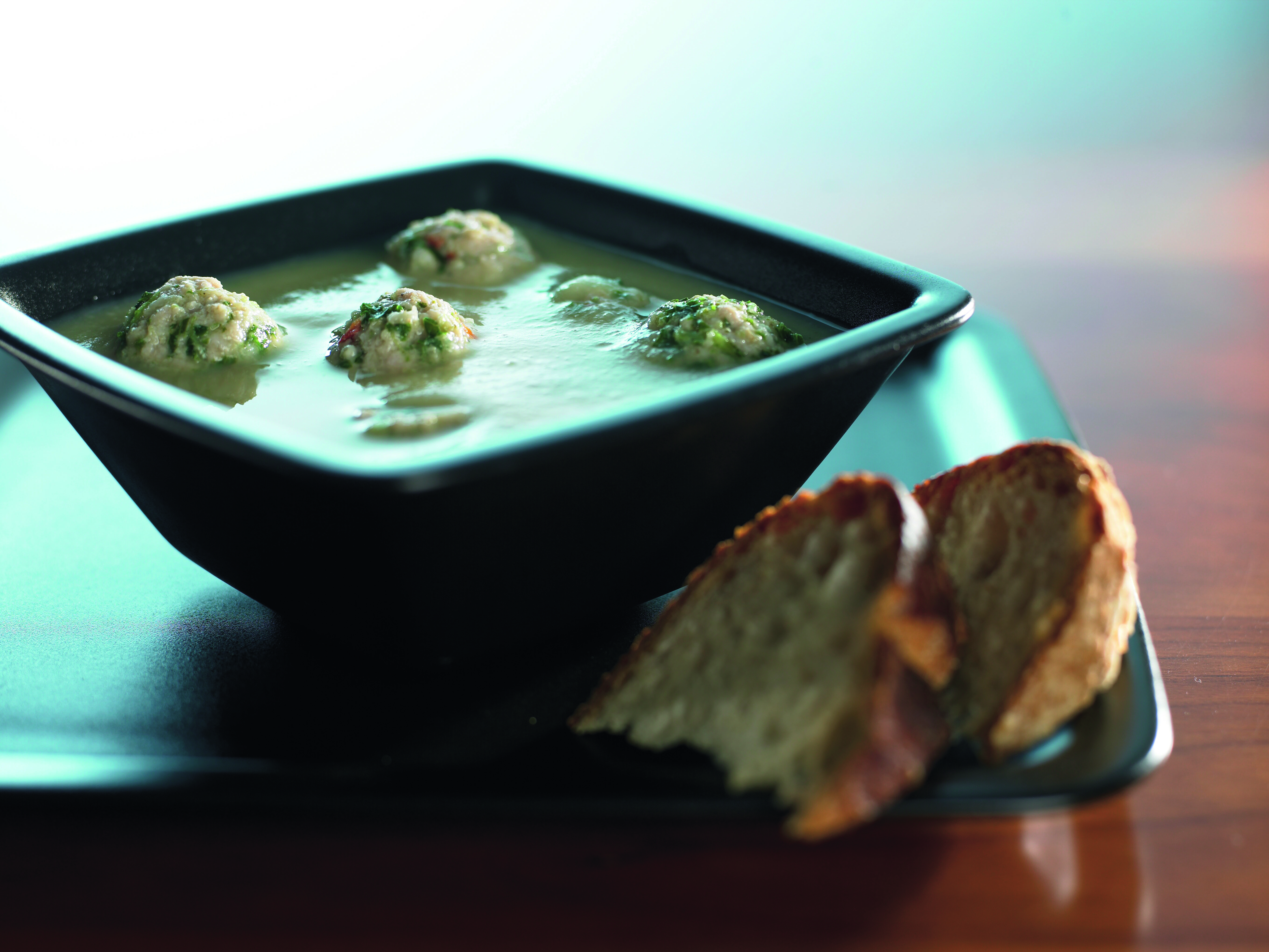 Rodfrugtsuppe med krydrede kødboller