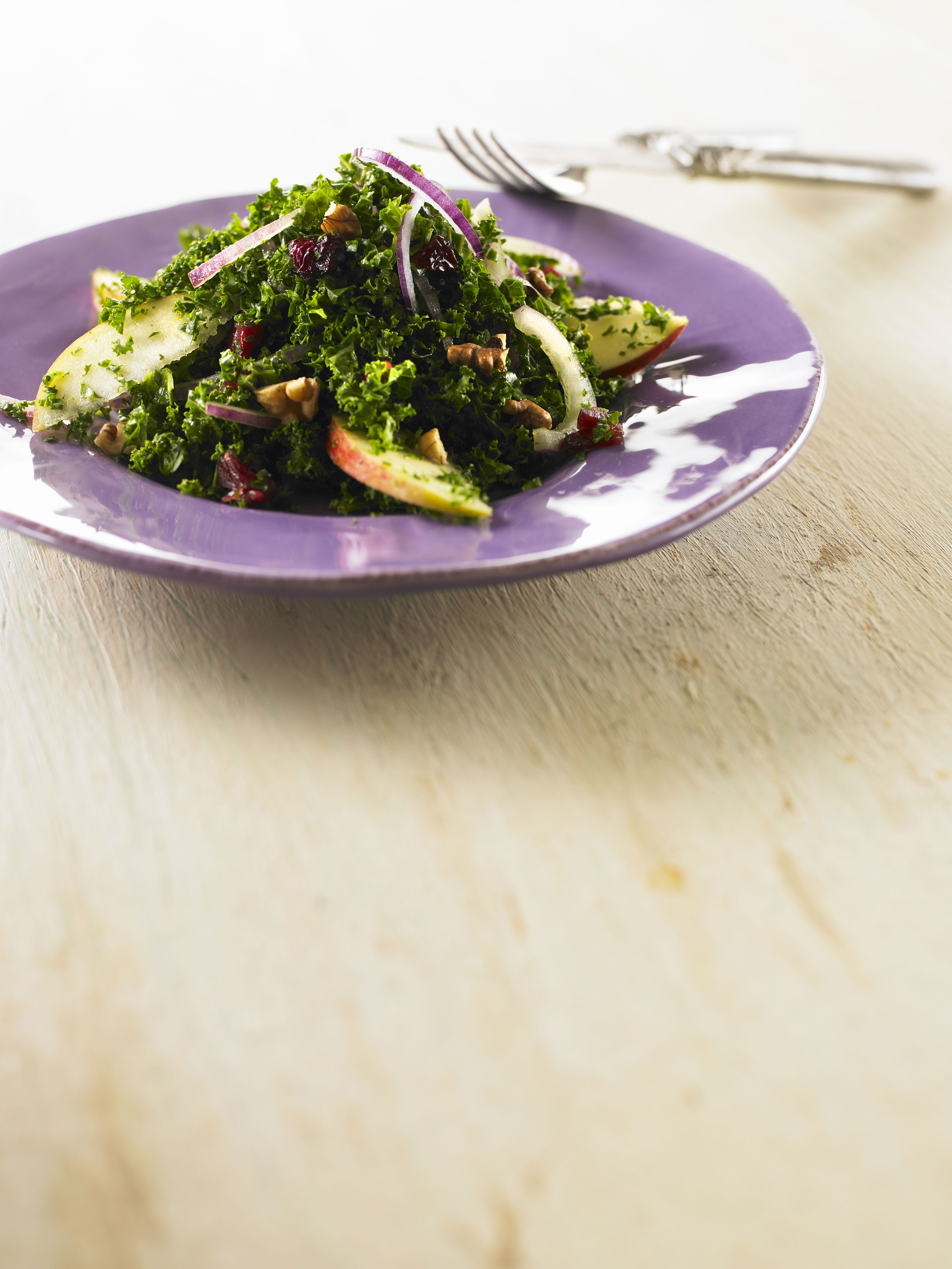 Grønkålssalat med æble og tranebær 