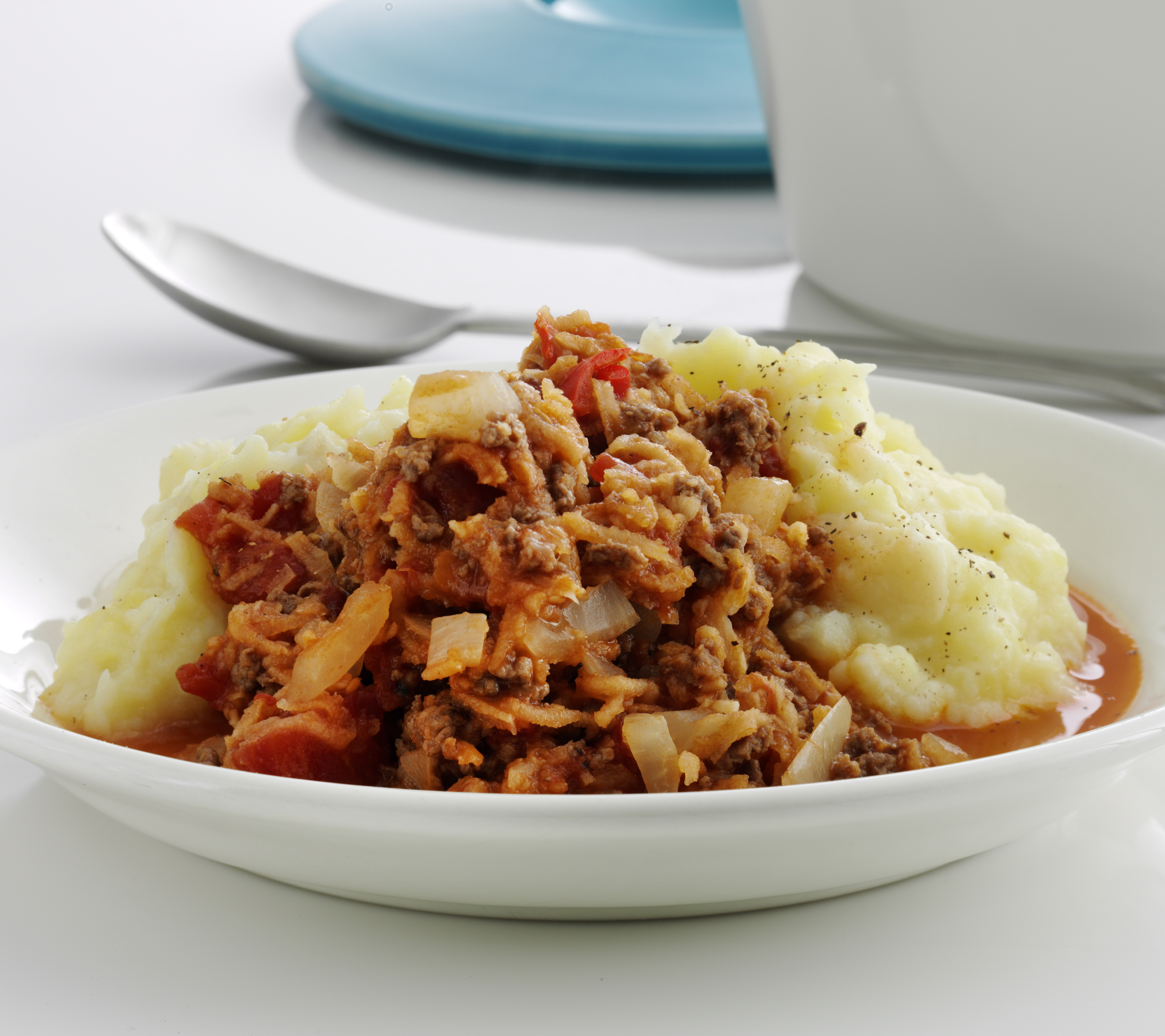 Kartoffel-pastinakmos med chilikrydret kødsovs