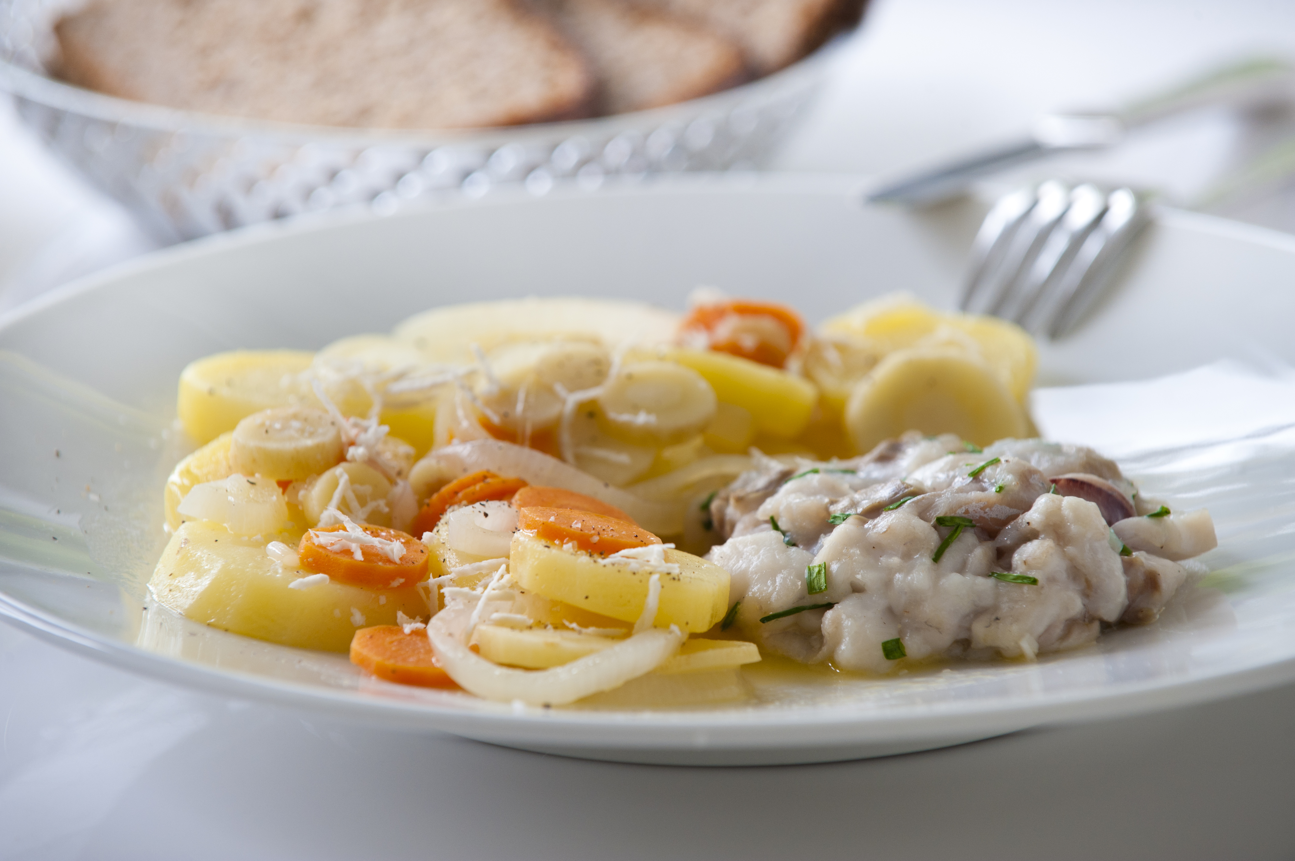 Ovnbagt fiskebøf med varm kartoffelsalat og peberrod