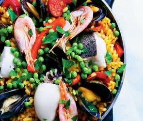 Paella med fisk og skaldyr