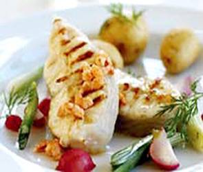 Grillet havkat med radiser og rejer