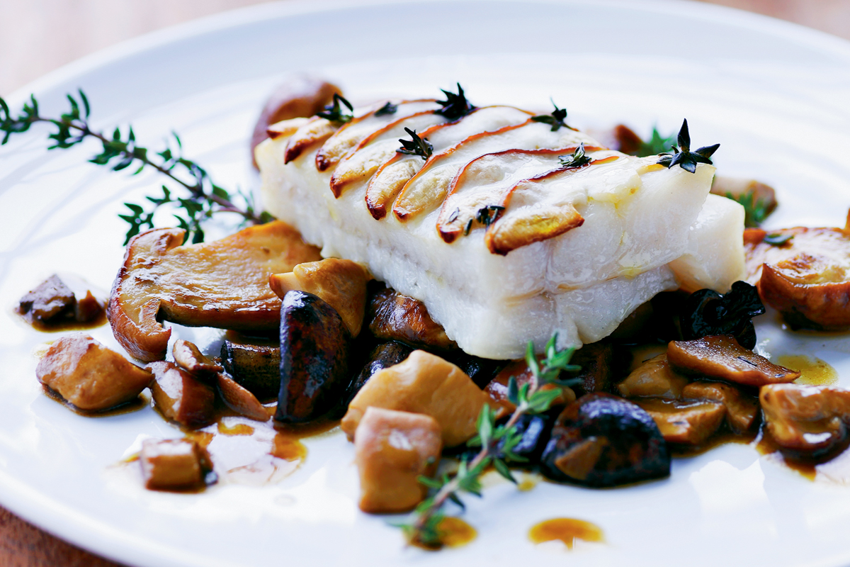 Hellefisk bagt med Karl Johan svampe