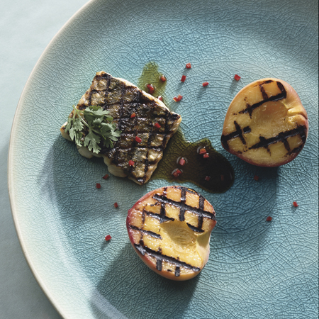 Grillet hornfisk med chili og fersken