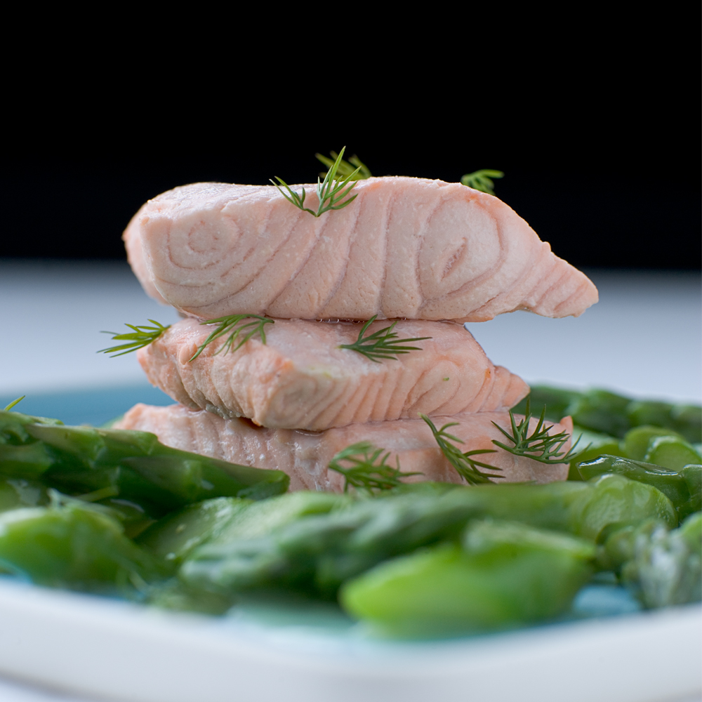 Dampet laks med sauce af friske grønne asparges