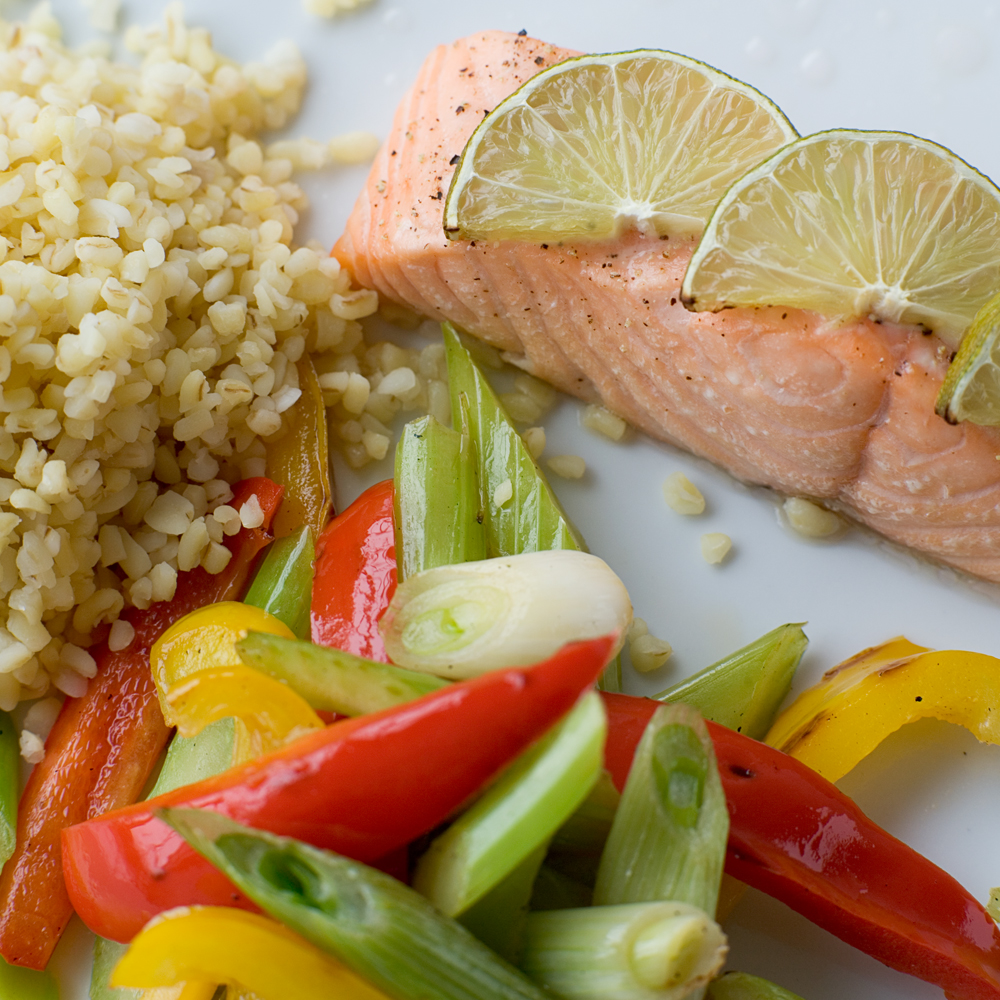 Laks med lynstegte grøntsager