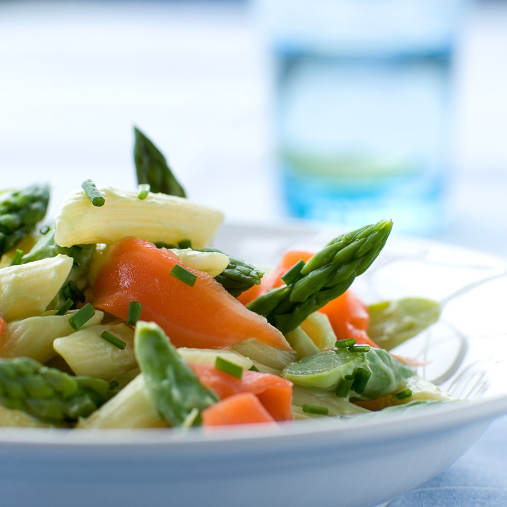 Pastasalat med laks og avocado-dressing