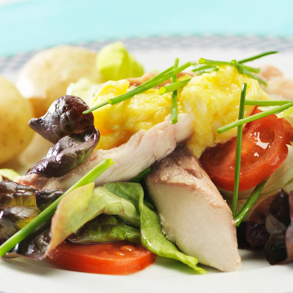 Røget makrel med røræg og frisk purløg