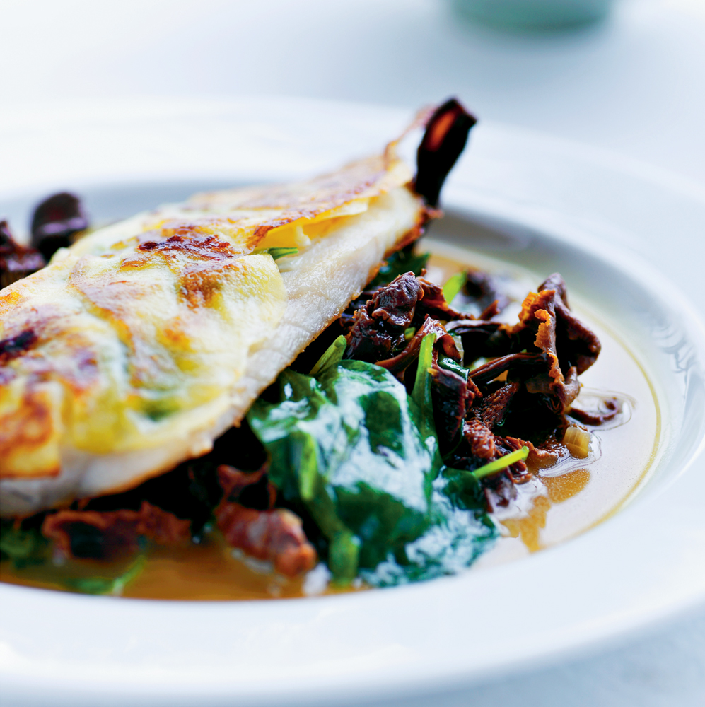 Kartoffelstegt multe med kantarelsauce