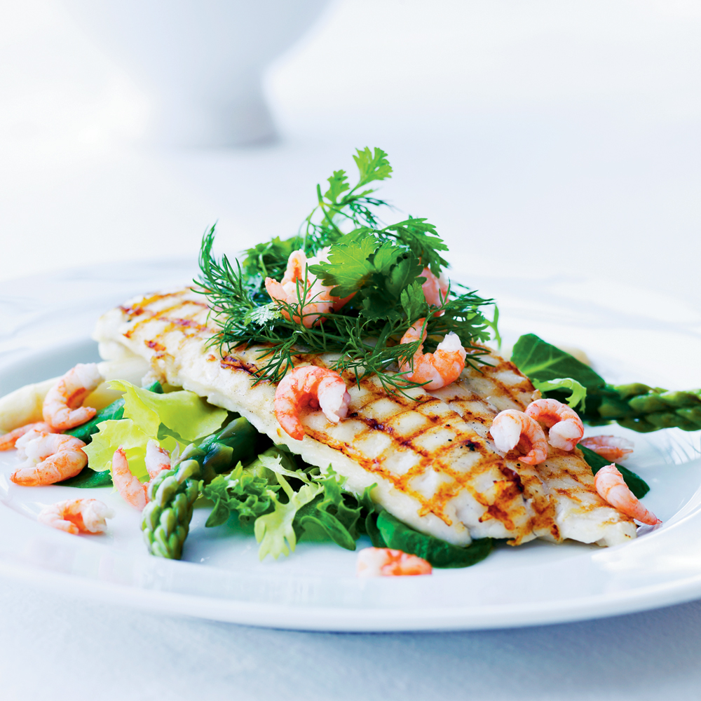 Grillet pighvar med asparges og fjordrejer