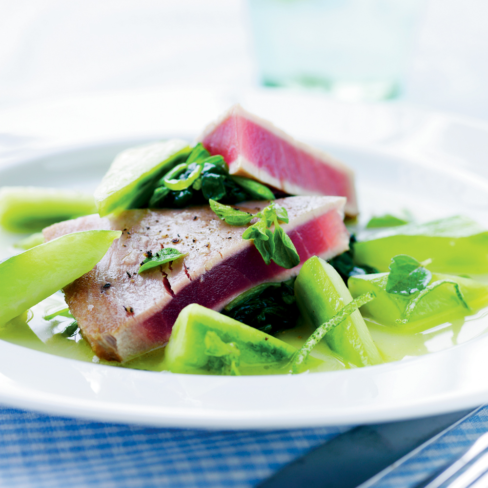 Tun marineret med agurk og frisk oregano