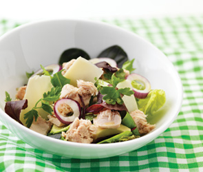 Salat med tun, avocado og parmesan