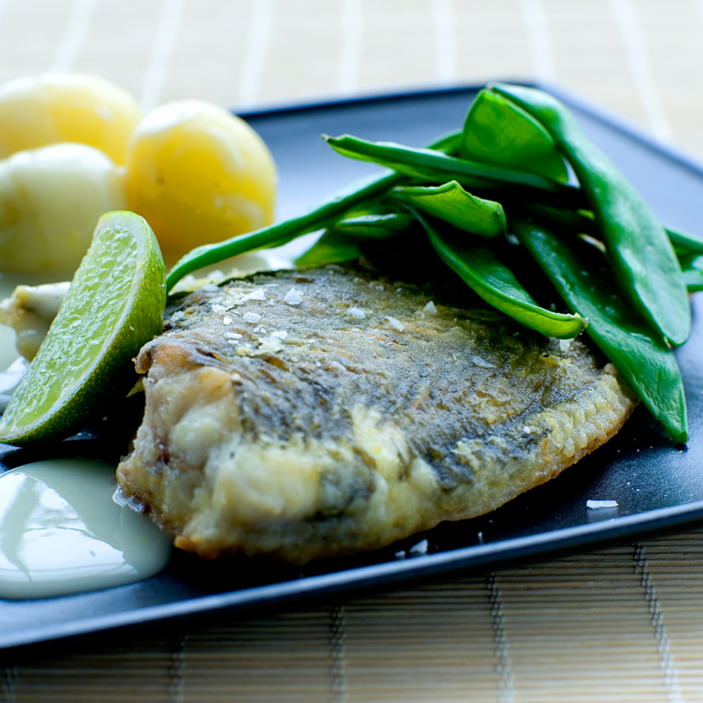 Helstegt skrubbe med citronsauce