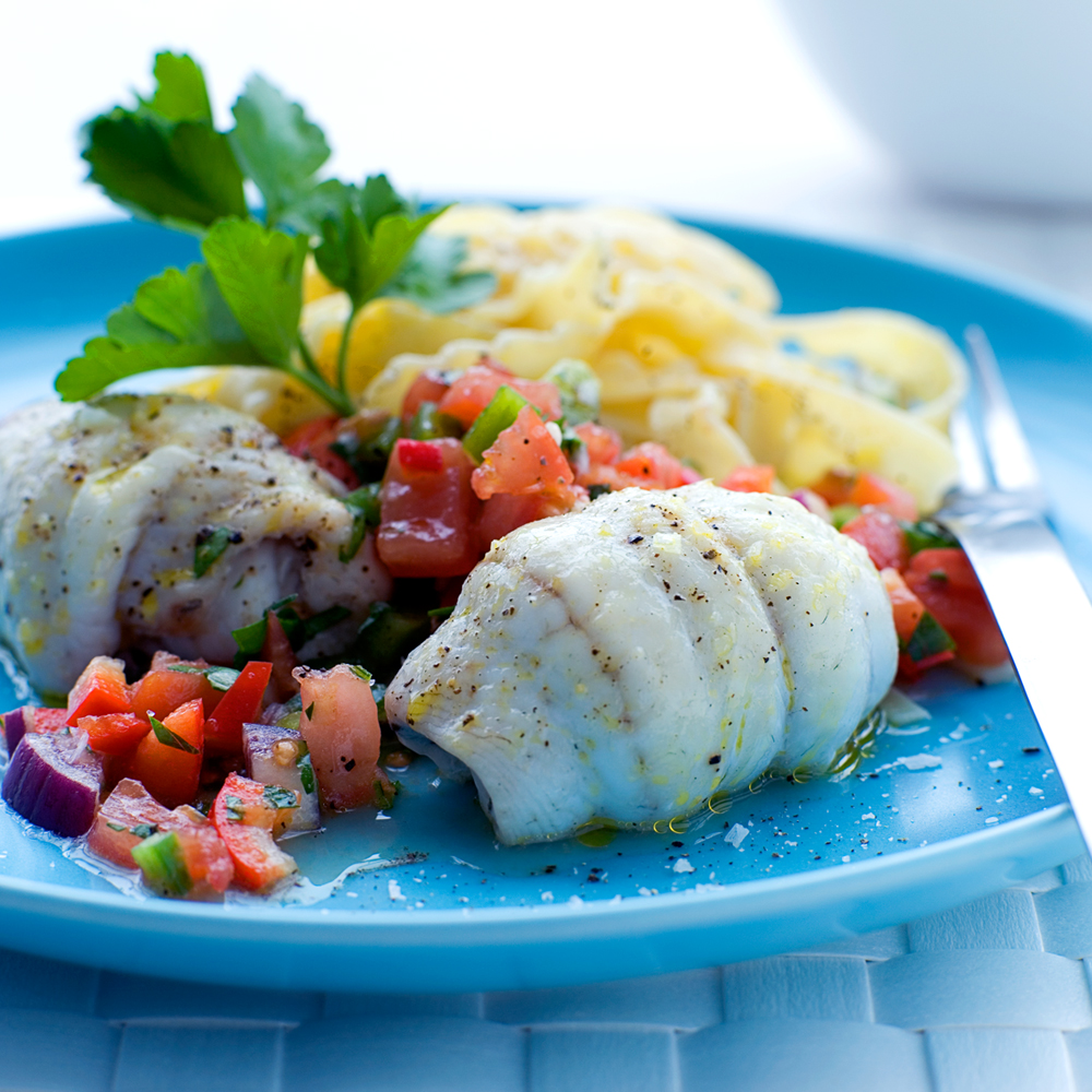 Hvidvinsdampet skrubbe med tomatsalsa