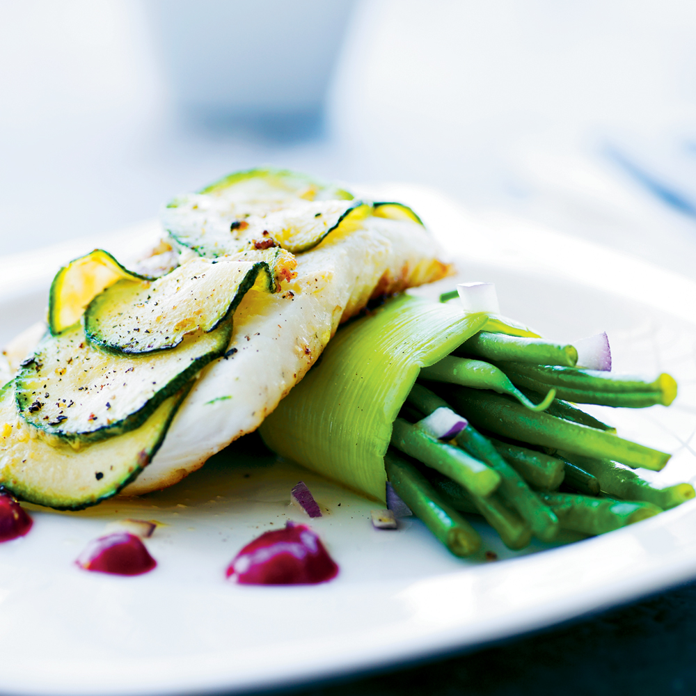 Courgettestegt slethvar med tranebærpuré