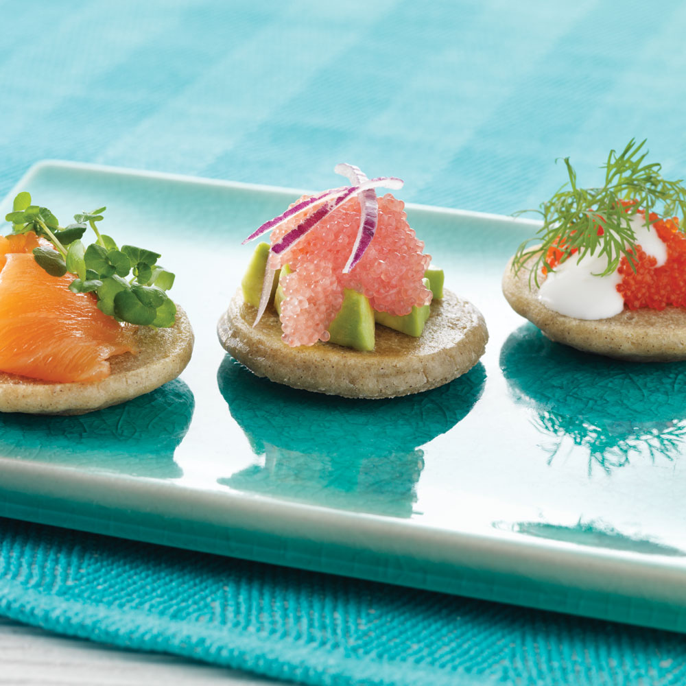 Blinis med stenbiderrogn, røget laks og caviar