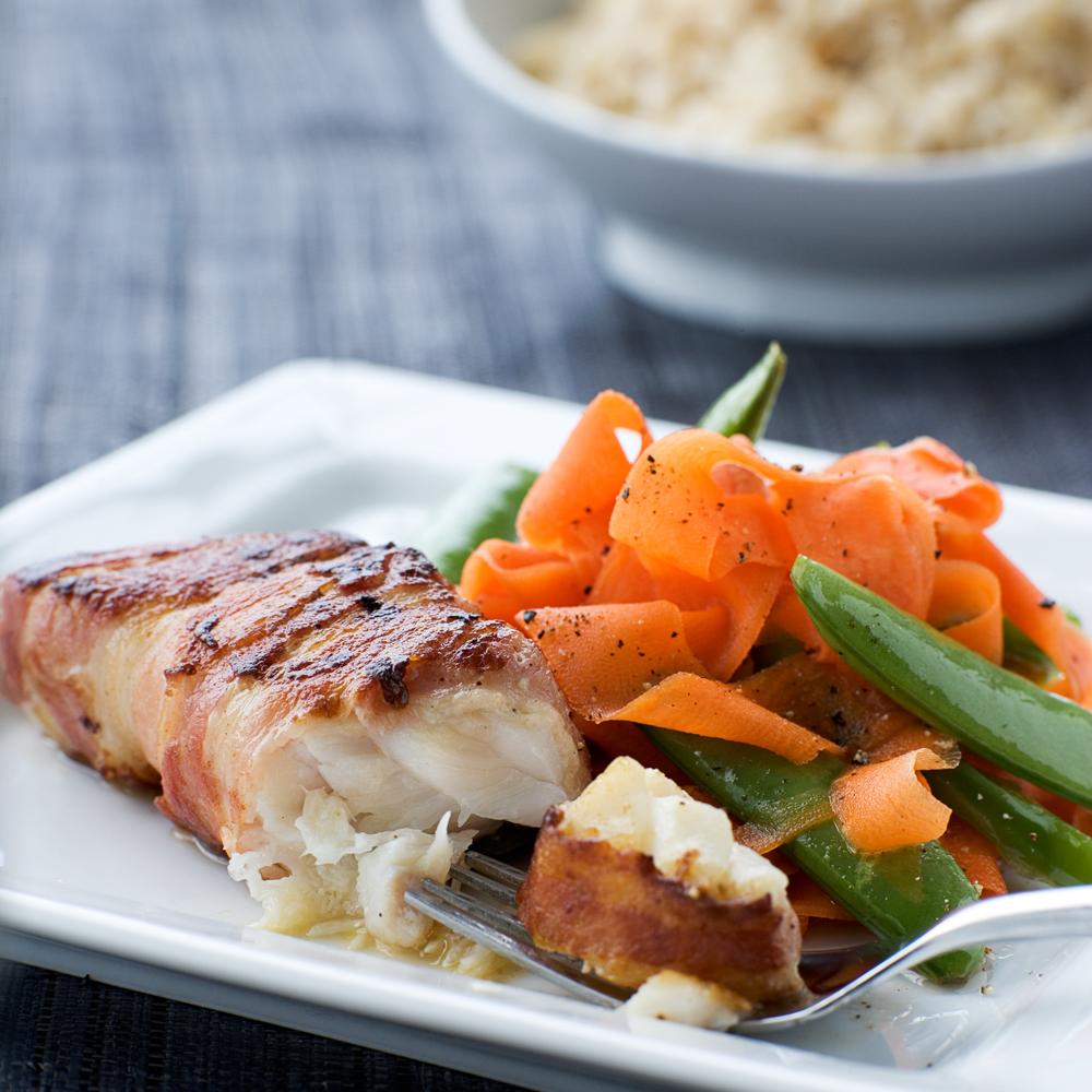 Baconsvøbt torsk med råsyltede grøntsager