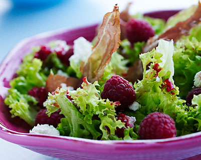 Frillicesalat med hindbær og sukkerbagt skinke