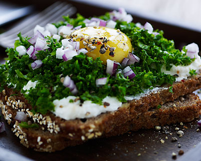 Grønkålstatar på groft rugbrød 