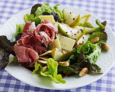 Salat med pære, parmaskinke og parmesan.