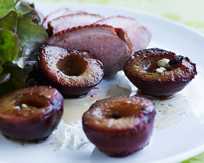 Andebryst med krydrede blommer.