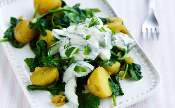 Kartoffel-spinatcurry med agurkeraita