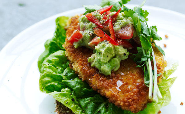 Kyllingeschnitzel med spicy tomatguacamole
