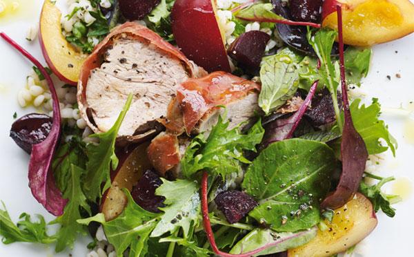 Salat med blommer og svinemørbrad