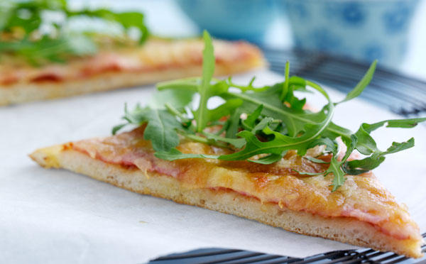 Sprød pizza med rucolatopping