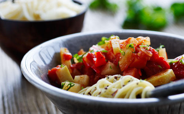 Sugo med glaskål, rødder og peberfrugter