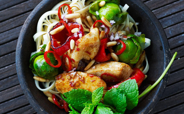 Wok med kylling og rosenkål