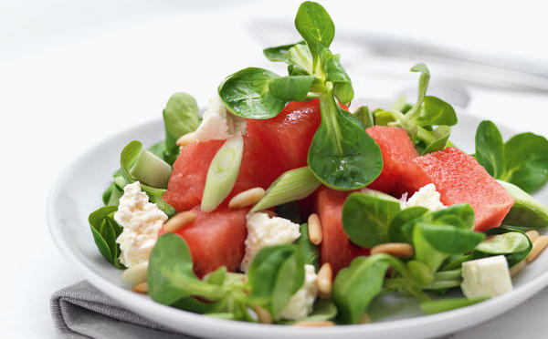 Babyleavessalat med vandmelon, feta og pinjekerner